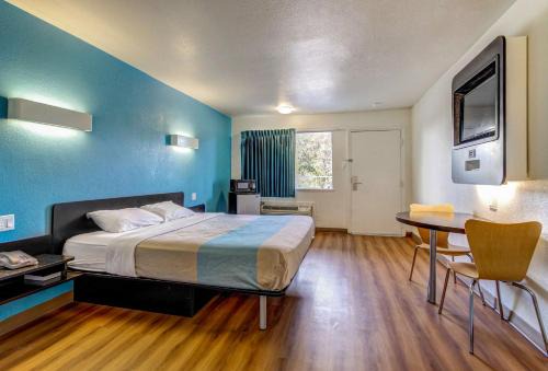 Lacy-Lakeview Hotel | Motel 6 Waco - Lacy Lakeview