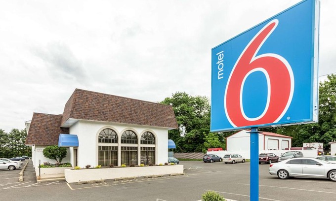 Warminster Hotel | Motel 6-Warminster, PA
