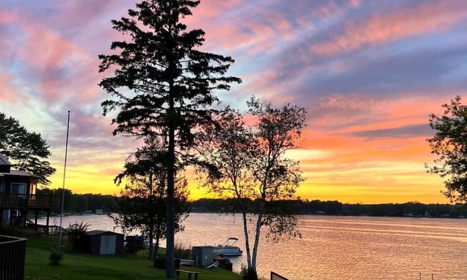 Hale Cabin | Mother Moon Cottage - Lakefront