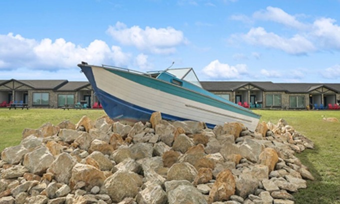 Graford Hotel | MotorBoat Inn Suite 14
