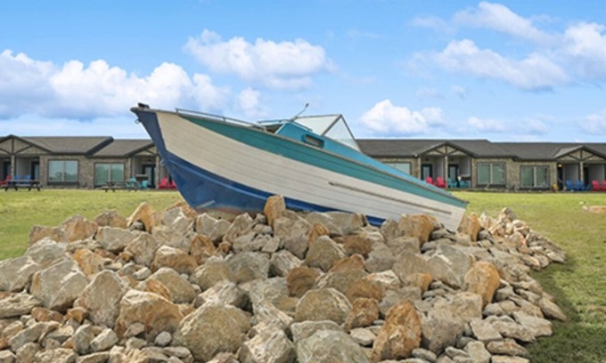 Graford Hotel | MotorBoat Inn Suite 4