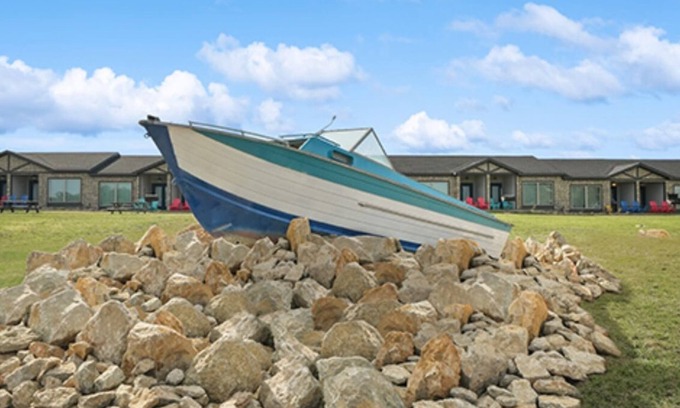 Graford Hotel | MotorBoat Inn Suite 8