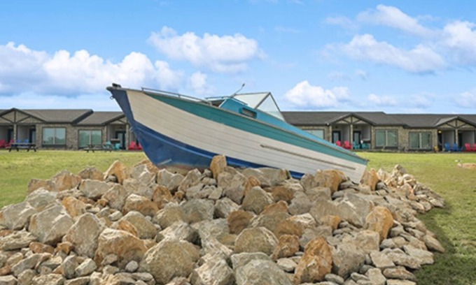 Graford Hotel | MotorBoat Inn Suite 9