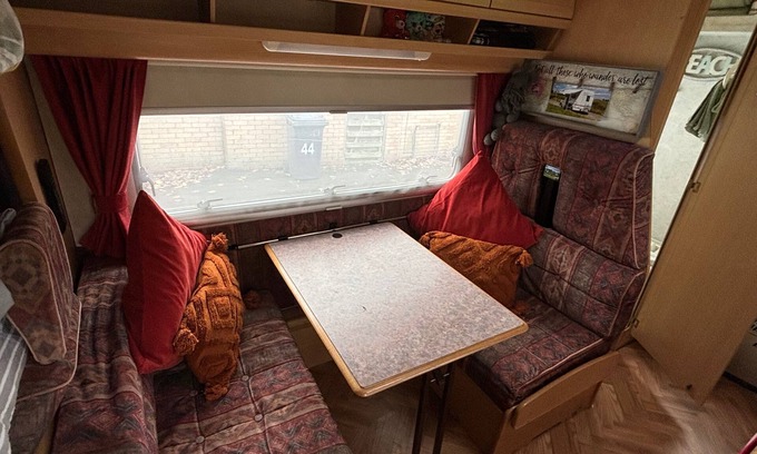 Measham Ski Chalet | Motorhome in Hinckley- Sleeps 3- Pet Friendly