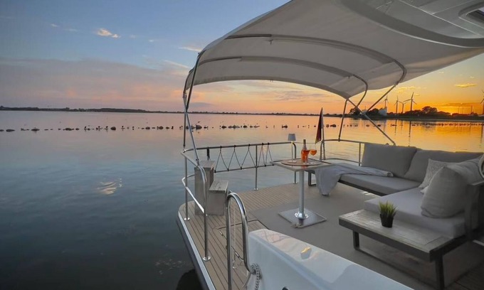 Ostholstein House | Motoryacht Futura - Urlaub im Yachthafen
