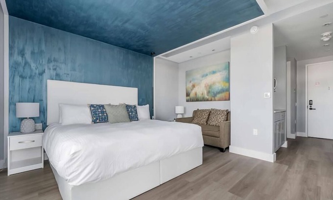 Port Morris Apartment | Mott Haven King Studio w Balcony | Gym+Hotel Amenities