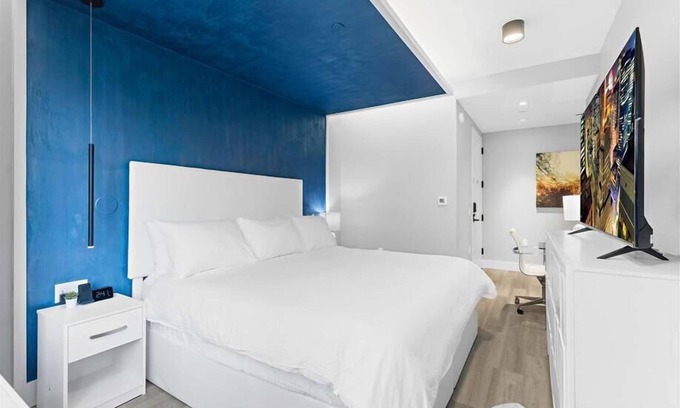 Mott Haven Hotel | Mott Haven King Suite | Gym | Kitchenette | Free Wi-Fi