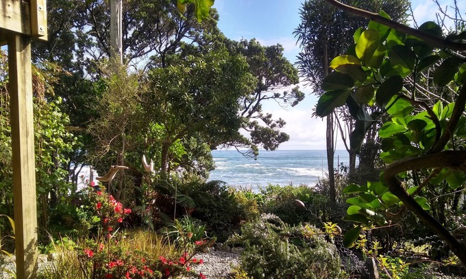 Barrytown Apartment | Motukiekie beach apartment. Our guests come back for more.