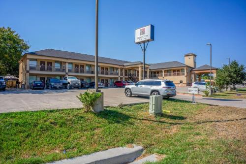 Moulton Hotel | Moulton Inn & Suites By OYO Near Shiner TX