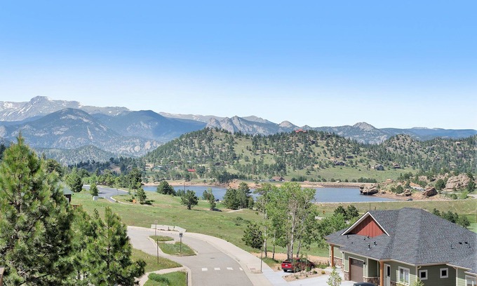 Estes Park Condo | Mount Chiquita 10A - 2 Br Condo with Private Hot Tub - Lake and Mountain Views
