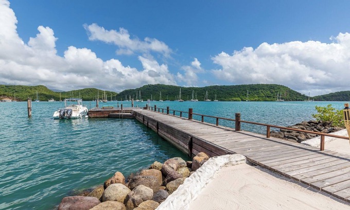 Lance aux Epines House | Mount Hartman Bay Estate-Beach House:Luxury 4 bedrooms with private beach & dock