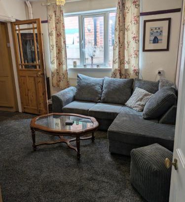 Leicester Apartment | Mount Joy Bungalow walking distance to The Highcross, Abbey Park & Leicester City Long & Short Stays entire apartment with off road parking LE4