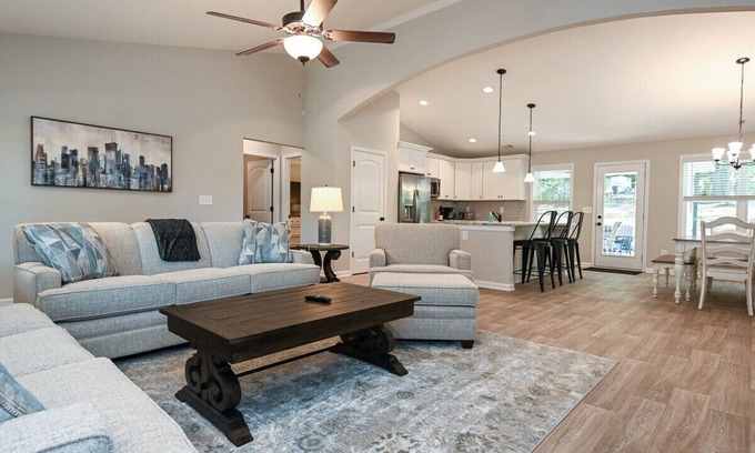Commerce House | Mount Olive Cottage Close to Commerce Shopping