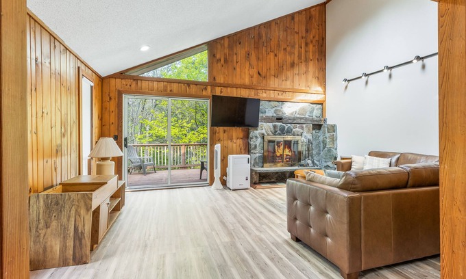 West Dover House | Mount Snow Luxury Villa with Hot Tub, Jacuzzi and gm room.