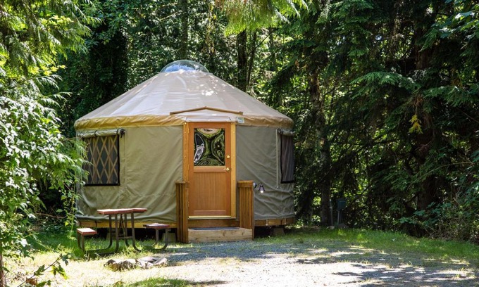 Bow Resort | Mount Vernon Camping Resort 16 ft. Yurt 6