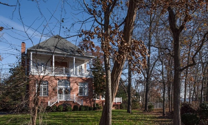 Mount Vernon House | Mount Vernon riverfront 5kSF house w/10 beds, 5.5 baths, 6 bedrooms, 30 day min.