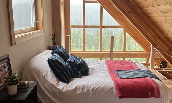 Comox Ski Chalet | Mount Washington Chalet sleeps 4-7 directly on the mountain
