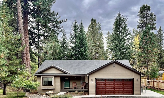 McCall House | Mountain Air & Comfort | Lovely Backyard Amongst the Pines w/BBQ & Covered Patio