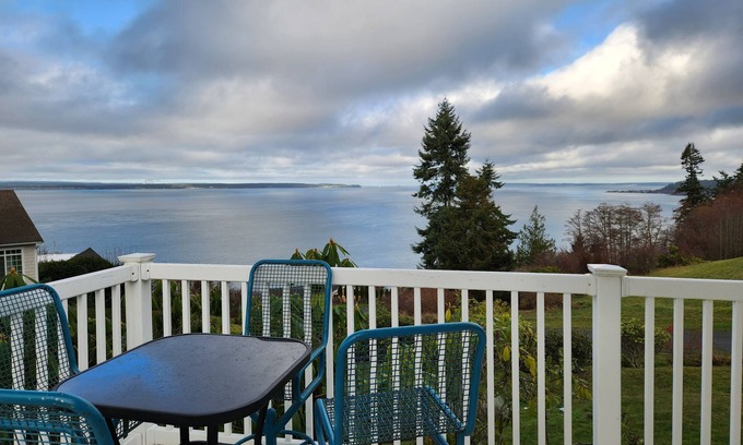 Freeland House | Mountain and Sound view, kid/dog/game-friendly