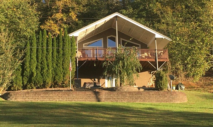 Lynn Garden Ski Chalet | Mountain Bliss.your chalet getaway retreat! 4BR 2BA with private setting!