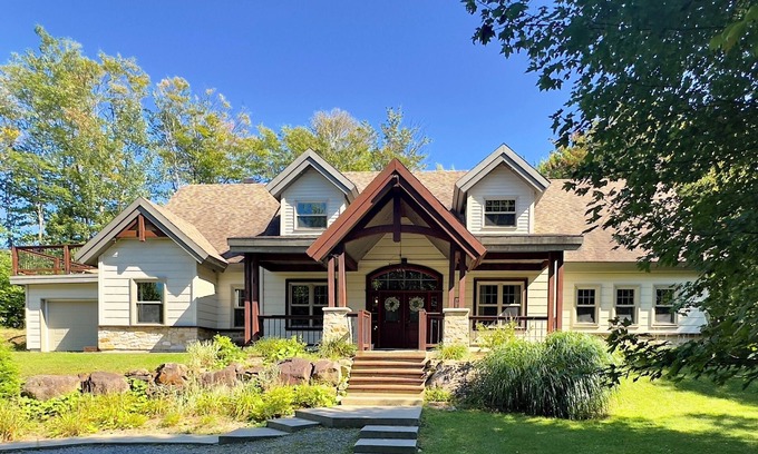 Sainte-Ann-des-Lacs Ski Chalet | Mountain Cottage - Hot tub, Poker & Pool tables