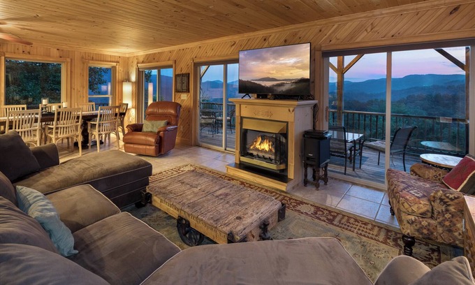 Ferguson Cabin | Mountain Cabin,180*View,Ping pong table, WiFi