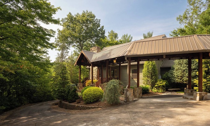 Ferguson Cabin | Mountain Cabin, Game Room, Hot Tub, WiFi, Gas Fireplace