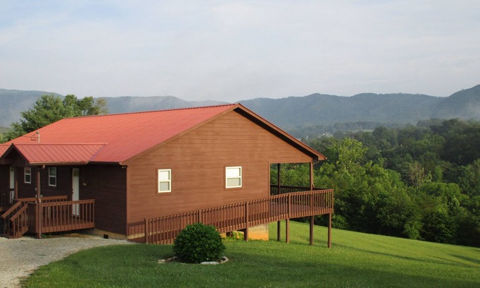 Newport Cabin | Mountain Cabin Getaway. 45 Minutes From Pigeon Forge And Gatlinburg