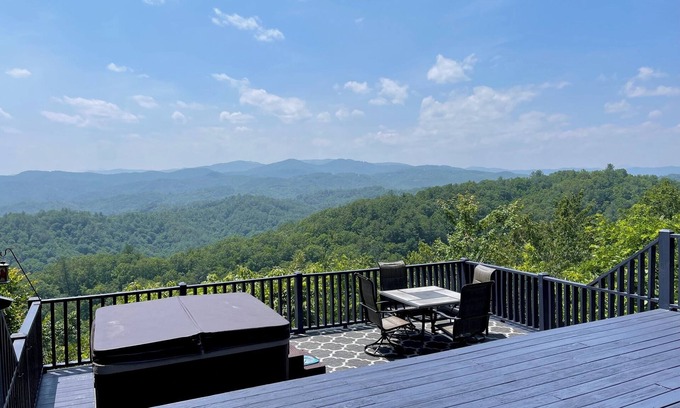 Ferguson Cabin | Mountain Cabin,Panoramic View,Hot Tub, WiFi, Grill,Deck