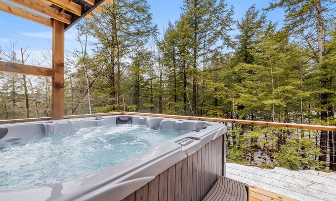 Conway House | Mountain Cabin Perfect for Leaf Peeping W/Hot Tub