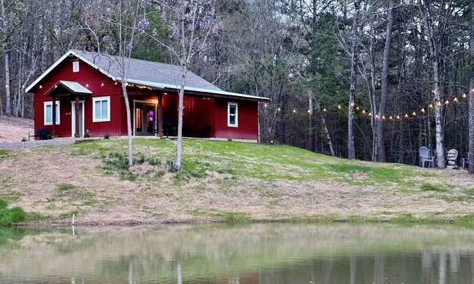 Mena House | Mountain Cabin, private pond, ride 2 WPG trails,nFirepit, private, king, WiFi