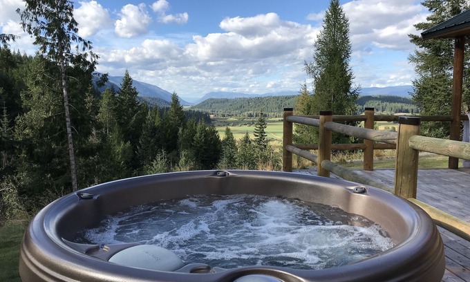 Boundary County Cabin | Mountain cabin with HOT TUB and Amazing View!