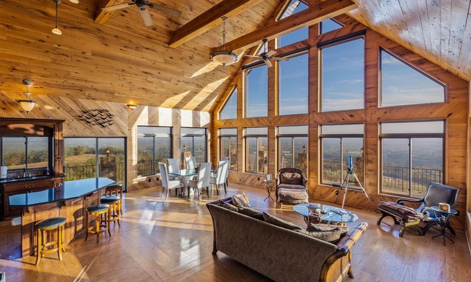 King Cabin | Mountain Cabin with 180 degree panoramic views just 15 minutes from Hanging Rock