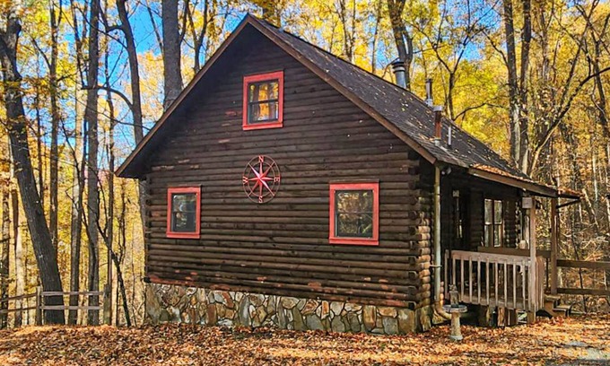 Walnut Mountain Cabin | Mountain cabin with hot tub, pool, ping-pong - dogs OK