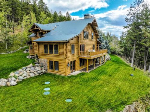 Lakeside House | Mountain Cabin with Movie Screen and Pool Table in Montana