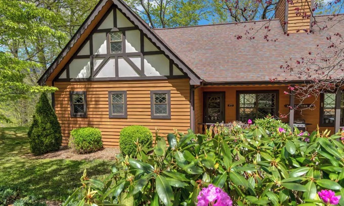 Burnsville Ski Chalet | Mountain Chalet: Amazing Mt. Mitchell Range Views, Minutes to Blue Ridge Parkway