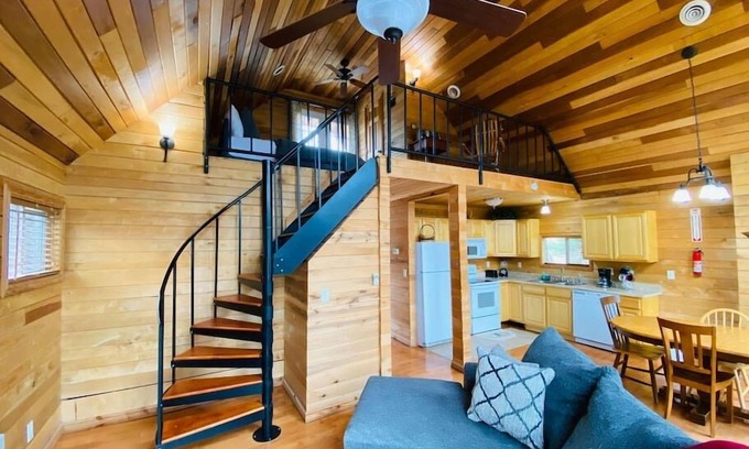 Hardyville Cabin | Mountain Chalet | hot tub | RRG
