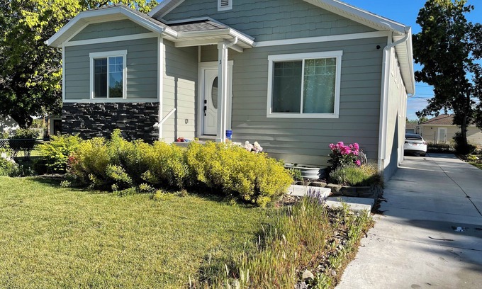 Murray House | Mountain & City Getaway: 6BR, 2 Kitchens, 3 Bathrm
