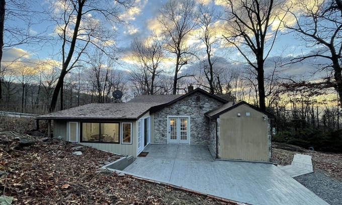 Smithsburg House | Mountain Cottage Near Scenic State Parks and Hiking Trails Great for Large Group