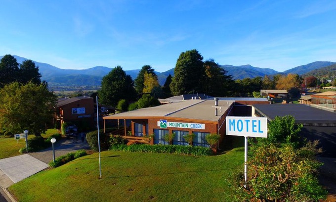 Tawonga Hotel | Mountain Creek Motel Bar & Restaurant
