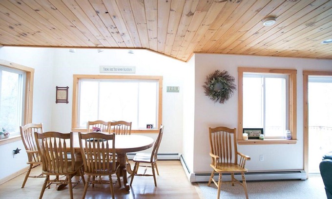 Conway House | Mountain Escape, central to everything!