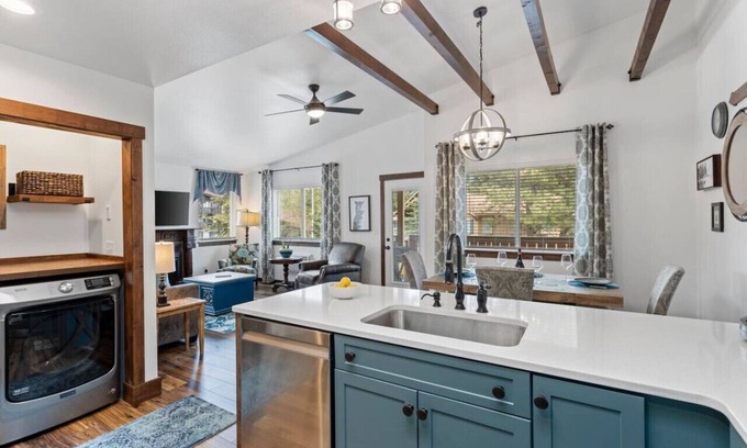 Downtown Leavenworth Condo | Mountain Escape! Explore town, eat, shop or relax!