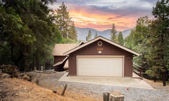 Springville House | Mountain Escape - Perfect for Families, Large Deck!