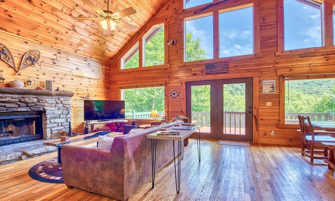 Maggie Valley House | Mountain Escape with fantastic views & hot tub!