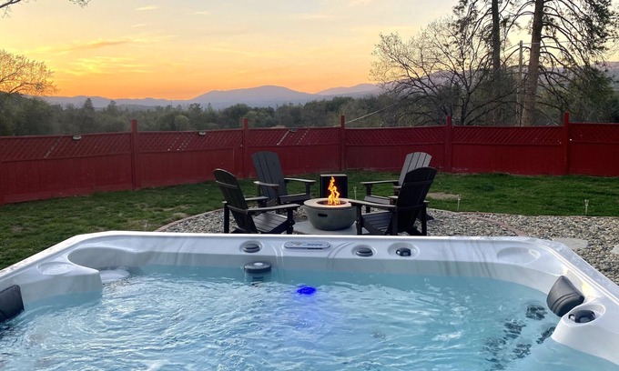 Oakhurst House | Mountain Escape,Yosemite South Gate with Hot Tub, Views & Game Room, Near town