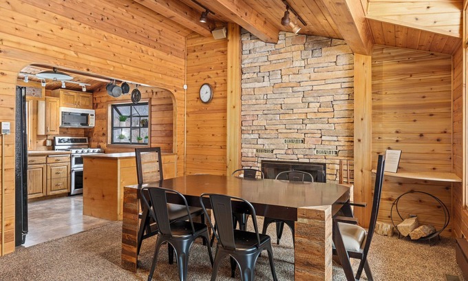 Snowbird Cabin | Mountain Family Cabin w/4 bedrooms & pool table