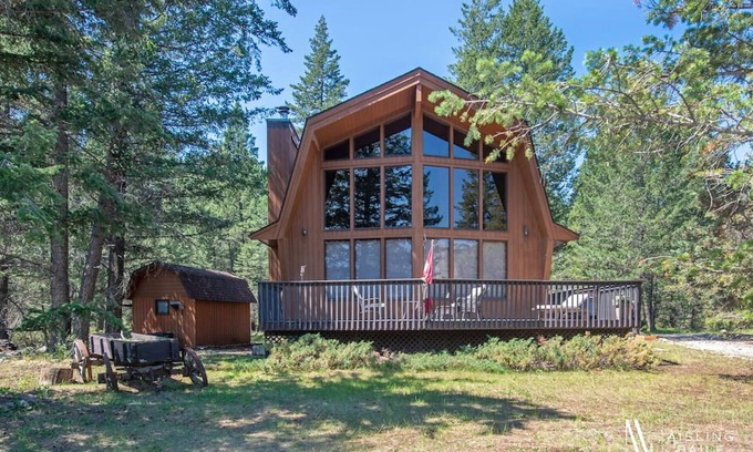 East Kootenay Cabin | ⛰Mountain Getaway⛰ | Hot Tub | Fire Pit | Pool Table