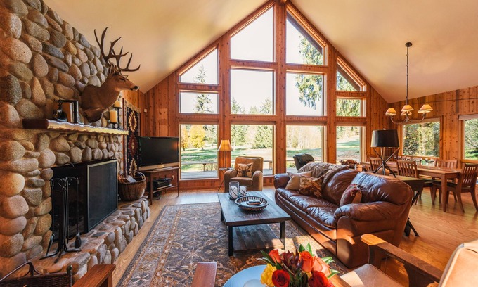 Welches House | Mountain Golf Course Retreat