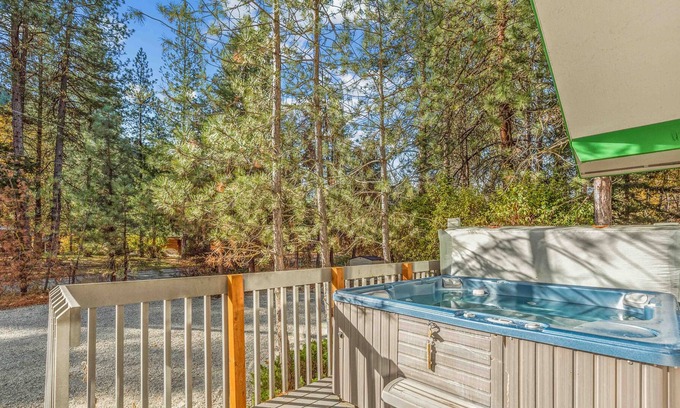 Leavenworth Cabin | Mountain Harbor-Cozy Cabin*Hot Tub*BBQ*Jacuzzi Tub*Close to River*Mountain View