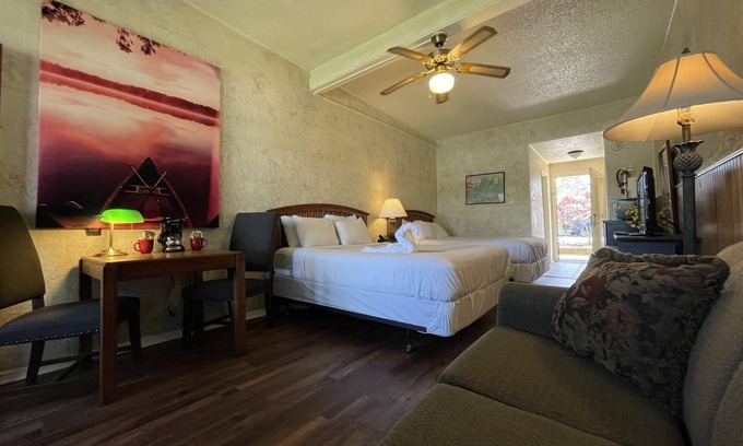 Mount Ida Apartment | Mountain Harbor King Guest Room on Lake Ouachita by RedAwning